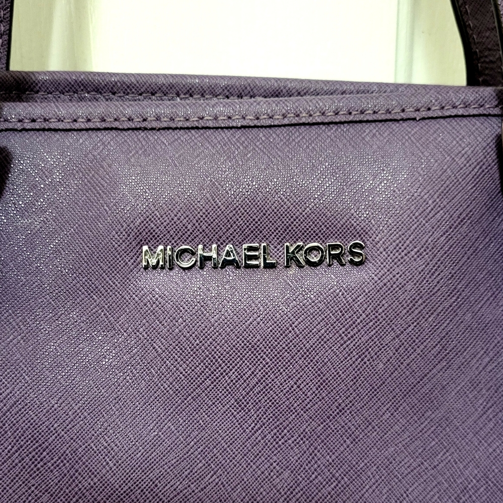 Chic MICHAEL KORS Leather Purple (Iris) Bag / Tote with Spacious Interior - Picture 4 of 13